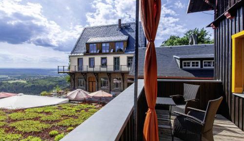 Apartment with Mountain View