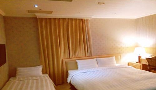 Large Double Room with Extra Bed
