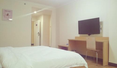 Comfortable Queen Room