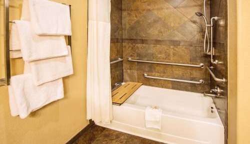 2 Queen Beds, Mobility/Hearing Access RM, Patio Lake View, Tub w/Grab Bars, NSMK
