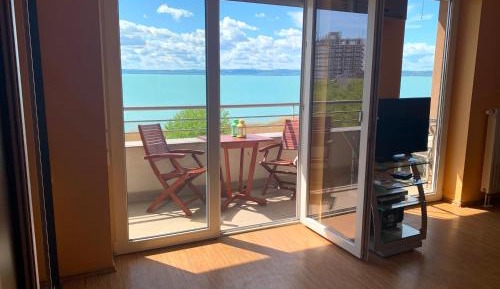 Apartment with Lake View