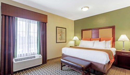 One-Bedroom King Suite - Non-Smoking