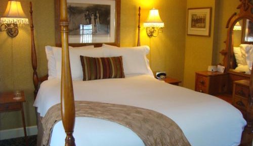 Queen Room with Queen Bed
