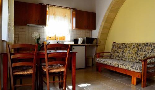 One-Bedroom Cottage with Fireplace
