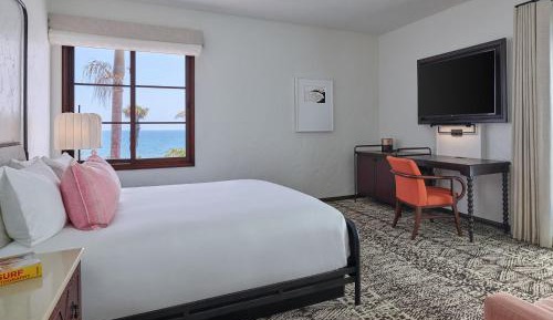 Corner King Room with View