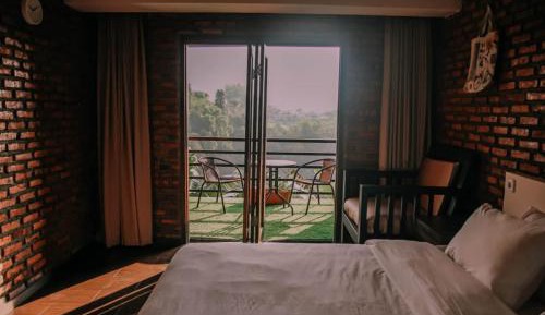 Deluxe with Balcony 
