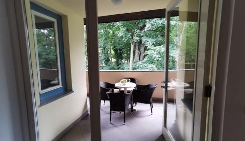 Senior Suite - Lake Side