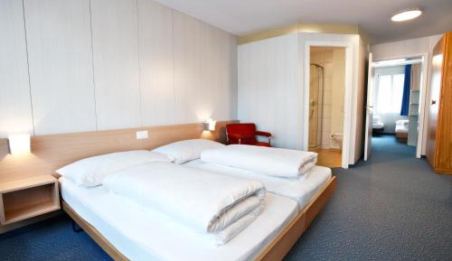 4-Bed Room