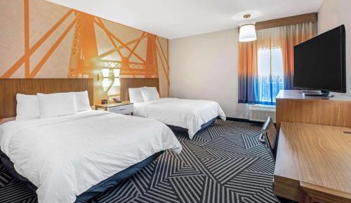 Queen Room with Two Queen Beds and Bath Tub - Mobility/Hearing Accessible - Non-Smoking