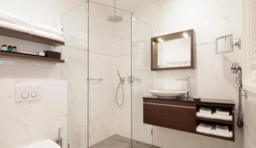 Souterrain Quadruple Room  ( Below Street Level with Limited View )
