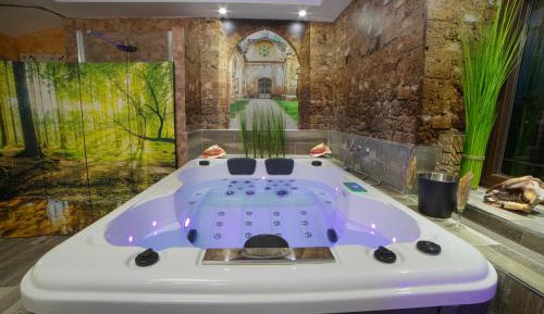 Deluxe Suite with Spa Bath