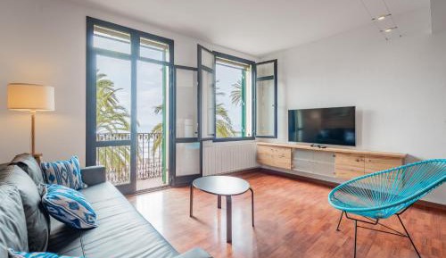 Second Apartment Three-bedroom with Sea View and Balcony