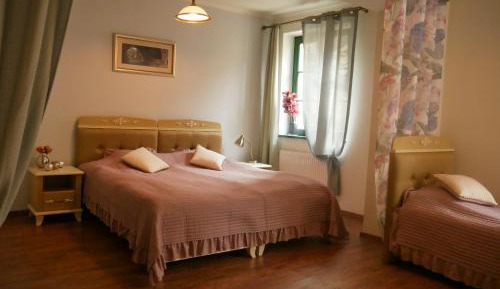 Deluxe Room (2 Adults + 1 Child)