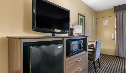 Queen Room with Bath Tub - Mobility Accessible/Non-Smoking