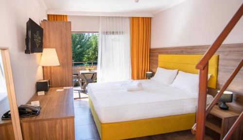 Suite with Pool View