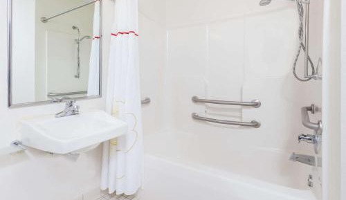 Queen Room with Accessible Tub - Accessible/Non Smoking