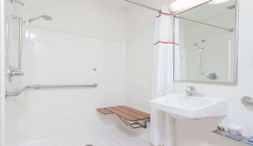 Queen Room with Roll-In Shower - Accessible/Non-Smoking
