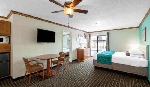 One Bedroom Suite with 2 Queen Beds and 1 King Bed, Non-Smoking 