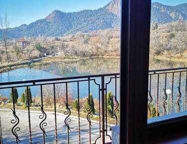 Apartment with Lake View