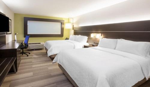 Standard Queen Room with Two Queen Beds and Roll-In Shower - Mobility Access