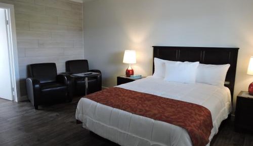 Deluxe Queen Suite