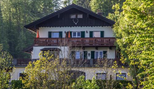 One-Bedroom Apartment with Lake View
