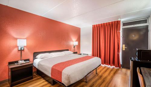 King Room with Roll-in Shower - Disability Access - Non-Smoking
