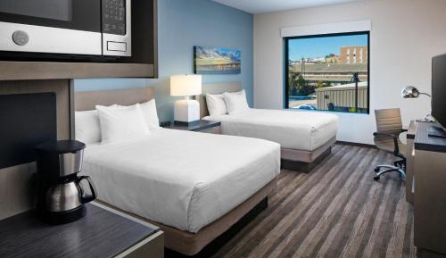 Den Guestroom with Two Queen Beds