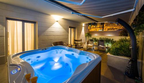 Apartment with jacuzzi