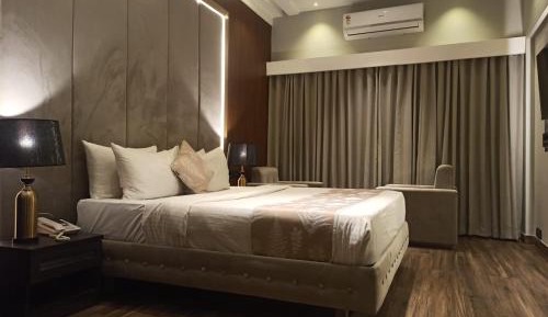 Deluxe King Room