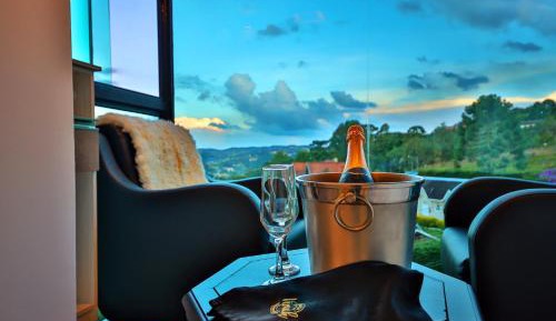 Queen Suite with Spa Bath