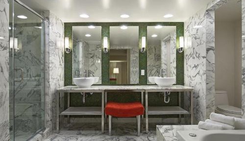 Metropolitan Suite, 1 King + 2 Queens 