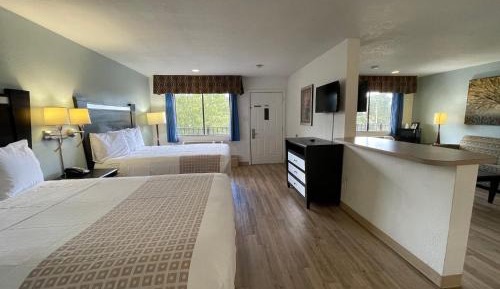 Deluxe Queen Suite