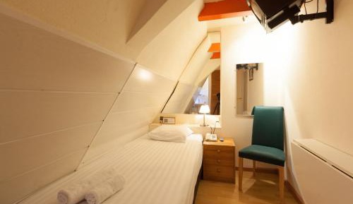Basic Single Room with Shared Bathroom
