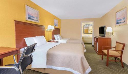 Deluxe Queen Room with Two Queen Beds - Non-Smoking