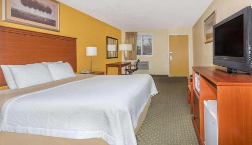 Standard King Room - Non-Smoking - Pet Friendly