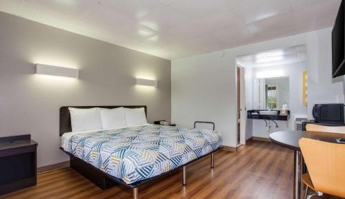 Deluxe King Room - Non-Smoking