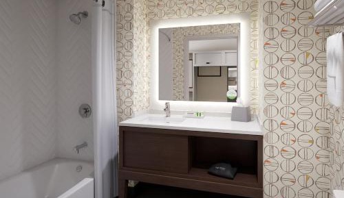Standard King Room with Mobility Accessible Tub