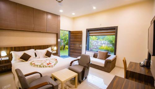 Luxury Villa with Plunge Pool, Jacuzzi and Private Sit Out