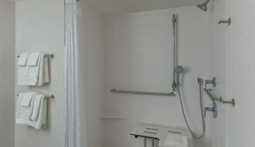 Standard King Room with Harbor View and Balcony - Accessible