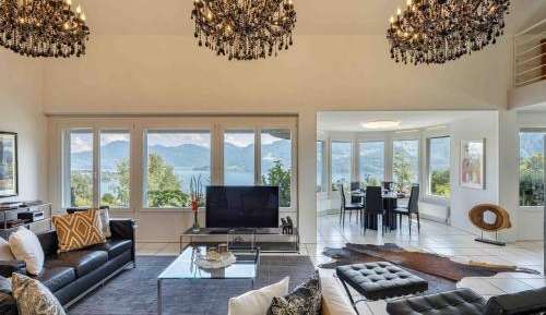 Three-Bedroom Apartment with Lake View
