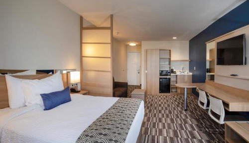 Studio Suite with One Queen Bed - East View - Non-Smoking