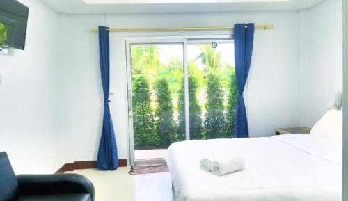 Deluxe Room (2 Adults + 1 Child)