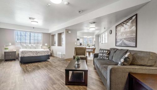 Queen Suite with Kitchen
