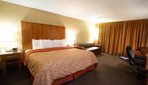 Executive Room One King Bed Courtyard Side
