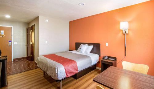 Deluxe Queen Room - Non-Smoking
