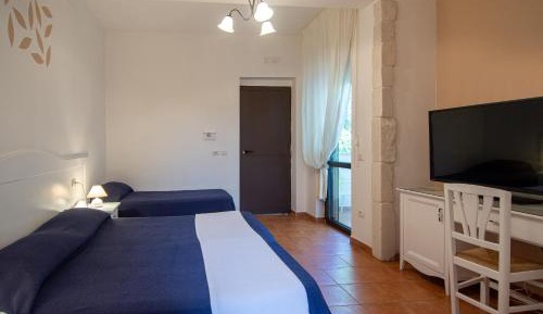 Triple Room with Balcony and Garden View