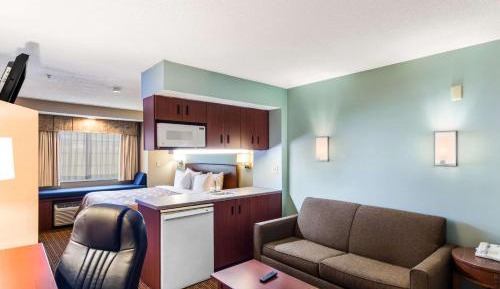 Business King Suite with Sofa Bed - Non-Smoking