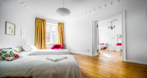 Glam Four-Bedroom Apartment with 2 Bathrooms  and Living Room 