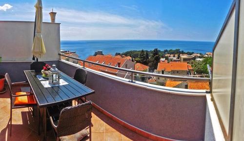 Apartment with Balcony and Sea View